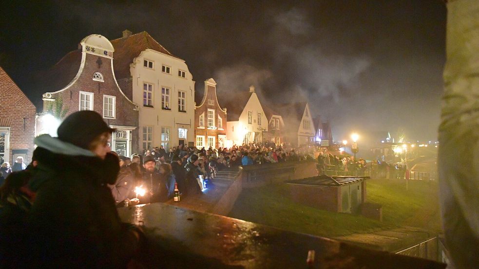 An der Promenade in Greetsiel kann es zu Silvester ordentlich voll werden. Foto: Heinz Wagenaar/Archiv
