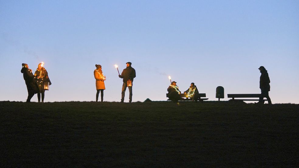 Beim Deichleuchten im Wangerland kommen die Menschen am Silvesterabend mit Fackeln und Lichterketten auf dem Deich zusammen. Foto: Tim Alex