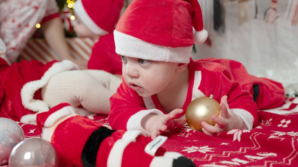 An ihr erstes Weihnachtsfest werden sich die Kinder später sicher nicht erinnern, doch für die Familie ist es ein besonderes. Foto: Klaus Ortgies
