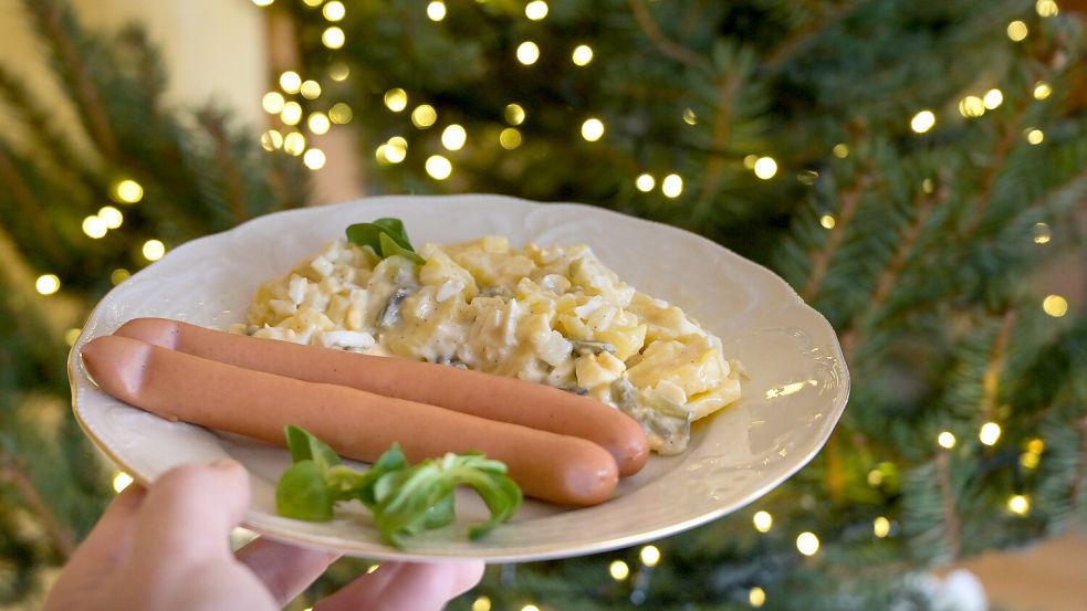 Kartoffelsalat und Würstchen – ein Weihnachtsklassiker. Foto: Heiko Rebsch/DPA