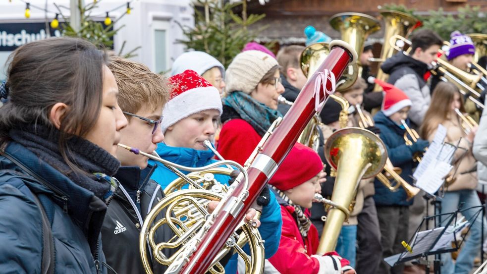 Schüler des Ratsgymnasium geben am Vormittag des 24. Dezembers ein Konzert auf dem Nikolaiort in Osnabrück. Foto: Benjamin Beutler