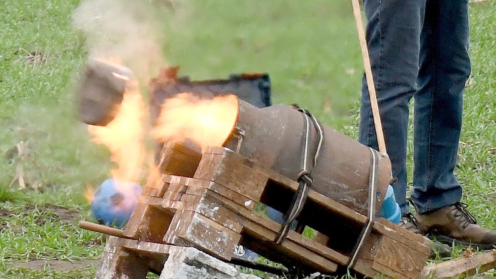 Wenn das Gasgemisch zündet, fliegt der Deckel der Milchkanne durch die Luft. Foto: Melchert Stromann/Archiv