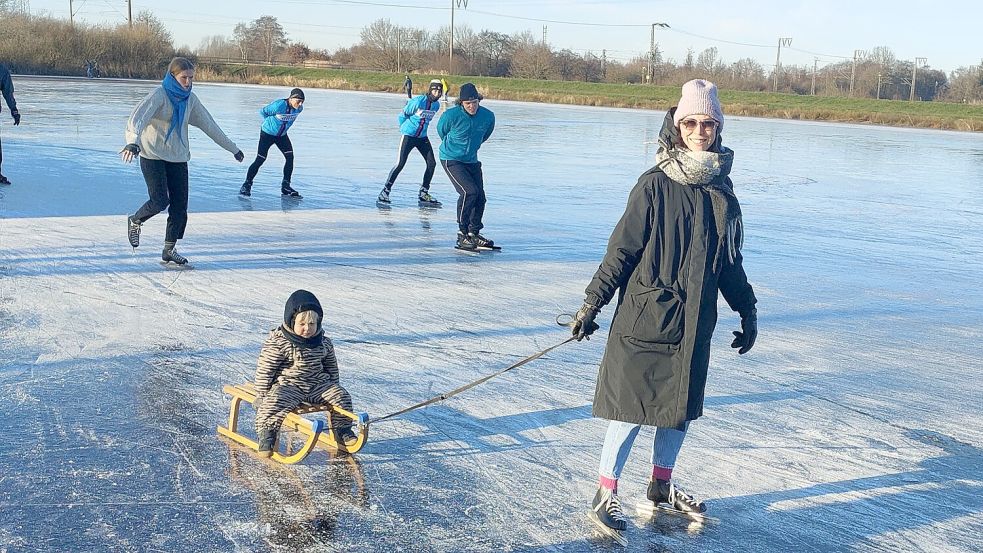 Auf dem Eis in Neermoor hatten alle Altersklassen ihren Spaß. Foto: Lilienthal