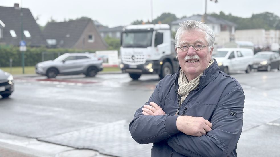Harm-Jürgen Koch steht vor der Kreuzung Ostertorstraße/Schützenstraße. Hinter ihm sind viele Fahrzeuge. Foto: Lars Löschen/Archiv