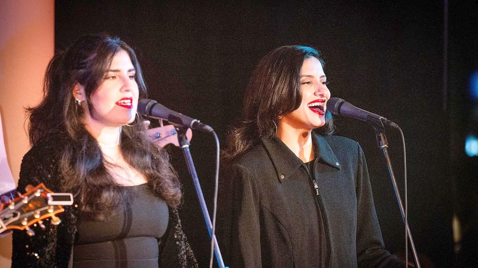 Seda Devran (links) und Elif Batman sind die Soul Sistaz, die als Background-Sängerinnen der Osnabrücker Blues Company musikalische Frische geben. Foto: Detlef Heese