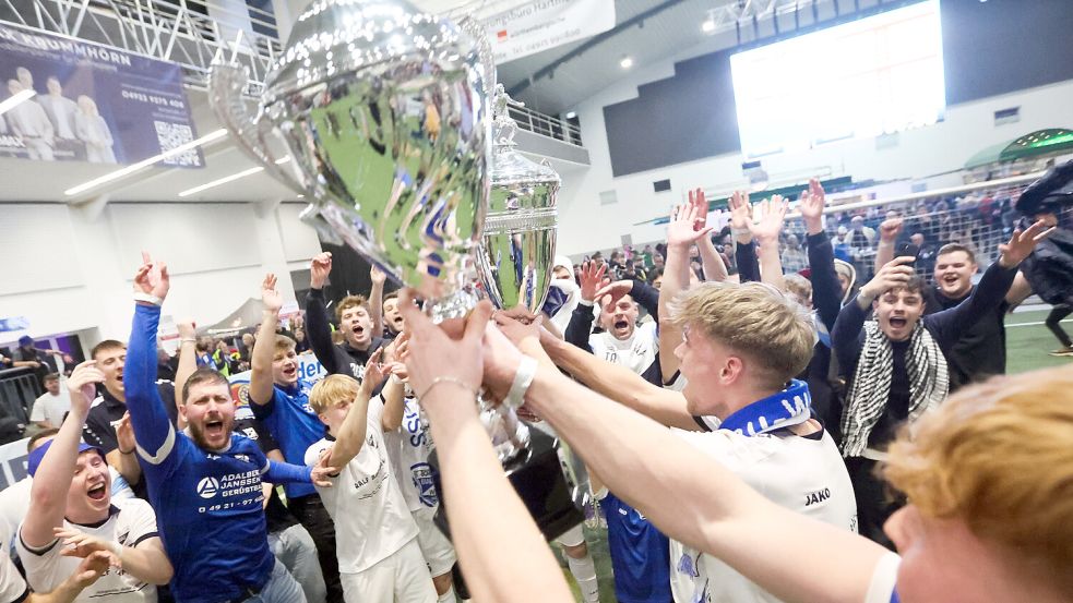 Mit den zwei Pokalen (einen Wanderpokal) und den Fans feierte BW Borssum.