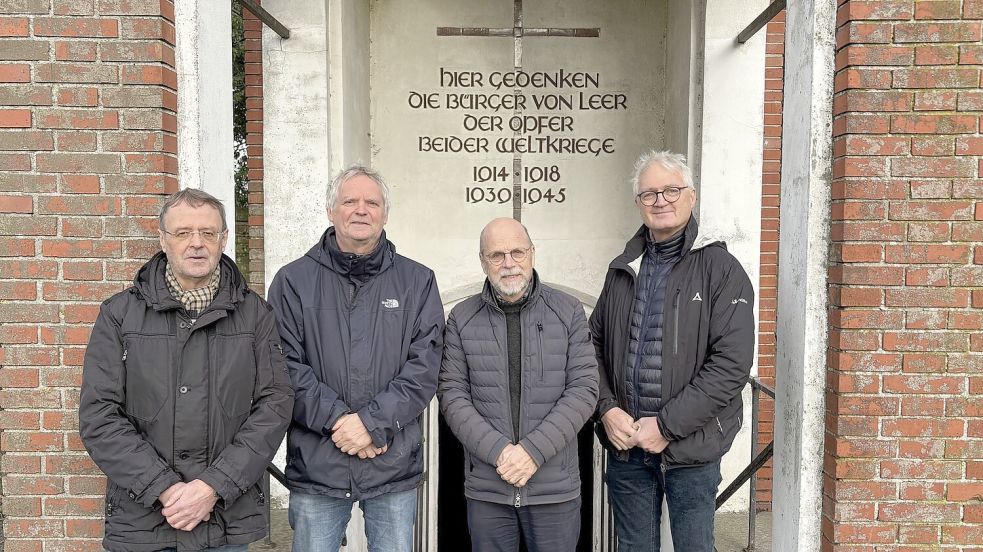 Der Vorstand des Vereins „Freundeskreis der Krypta und des Kirchhofs Westerende“ (von links): Bernt-Dieter Boelsen, Dr. Wolfgang Frühling, Dr. Georg Cramer und Dr. Paul Weßels. Foto: Björn Klüver