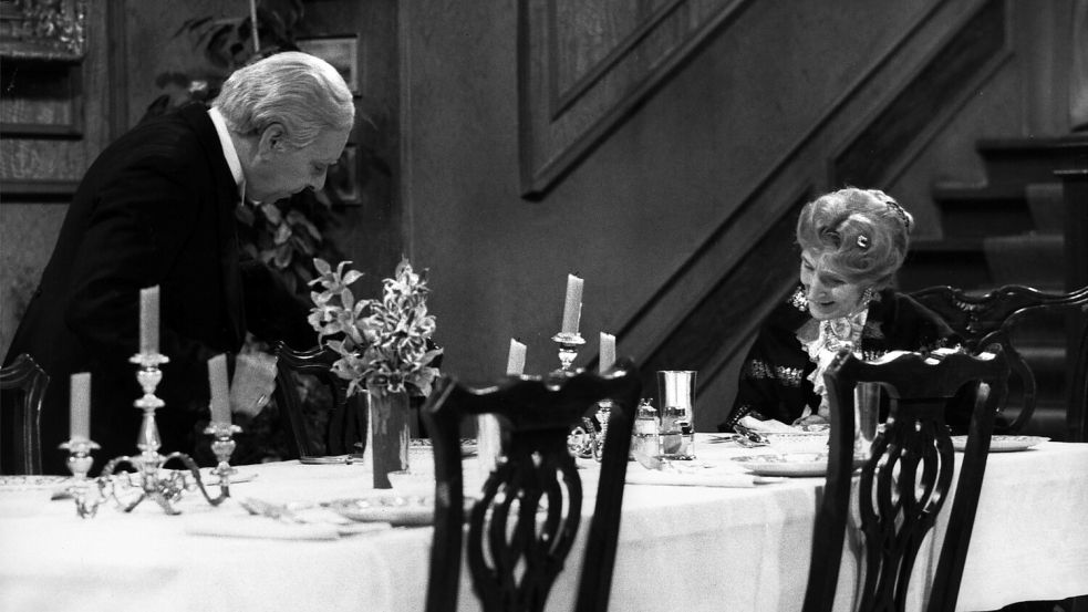 Freddie Frinton als Diener James und May Warden als alleinspeisende alte Dame Miss Sophie in einer Szene von „Dinner for One“. Foto: Annemarie Aldag/NDR/dpa