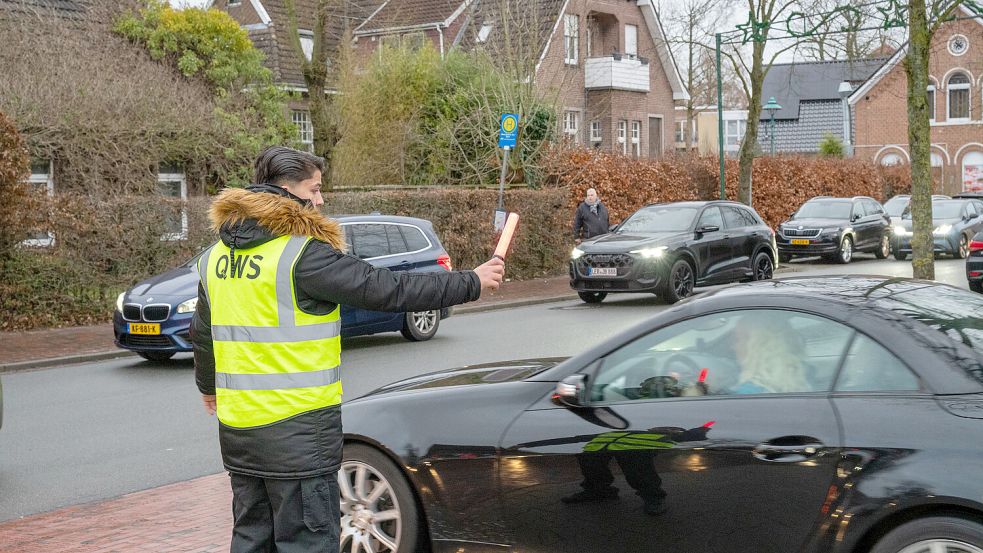 Die Märkte in Bunde waren vorbereitet. Sicherheitsdienste regelten den Verkehr auf den Parkplätzen. Das große Chaos blieb aus. Foto: Klaus Ortgies