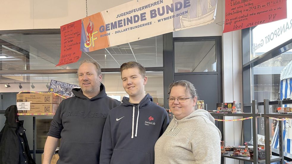 René, Marnix und Mendy Vrieze verkauften Lose für die Jugendfeuerwehren. Foto: Oliver Bär