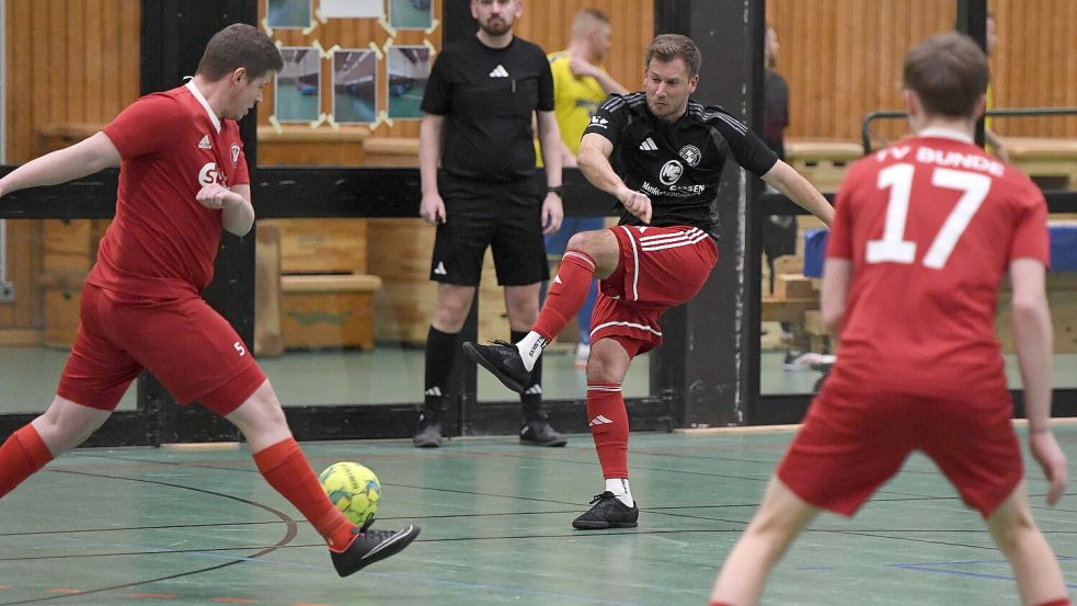 Marko Terviel (Mitte) erzielte am Montag für den Titelverteidiger VfB Uplengen in der letzten Spielminute gegen den TV Bunde II den wichtigen 1:0-Siegtreffer. Fotos: Hans Damm