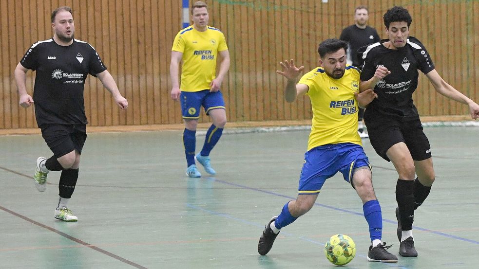 Der SC Rhauderfehn/Langholt (gelbe Trikots) verpasste nur ganz knapp den Einzug in die Zwischenrunde.
