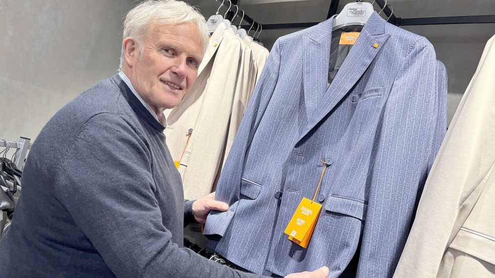 Heinz de Buhr hat vor allem die Kunden im Modehaus beraten. Foto: Lars Löschen