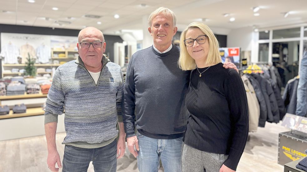 Dieter Hennig (links) arbeitet seit 50 Jahren im Modehaus de Buhr. Anja Kampen ist bereits seit 43 Jahren dabei. Foto: Lars Löschen