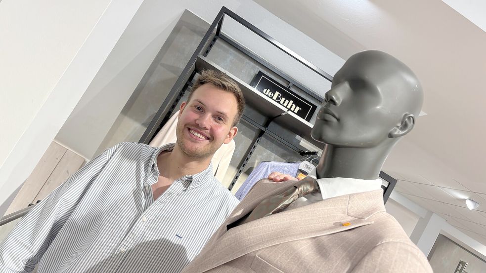 Sohn Renke de Buhr wird ab dem kommenden Jahr das Modehaus de Buhr in Remels zusammen mit seiner Mutter leiten. Foto: Lars Löschen/Archiv
