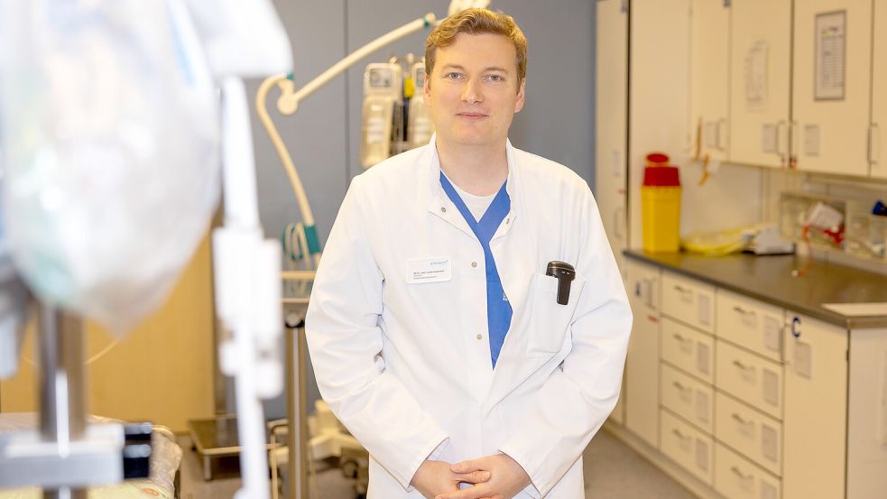 Hat Medizin und BWL studiert, ist aber lieber Arzt als Manager: Lukas Liesenfeld leitet als junger Chefarzt die Notaufnahme im Klinikum Osnabrück. Foto: André Havergo