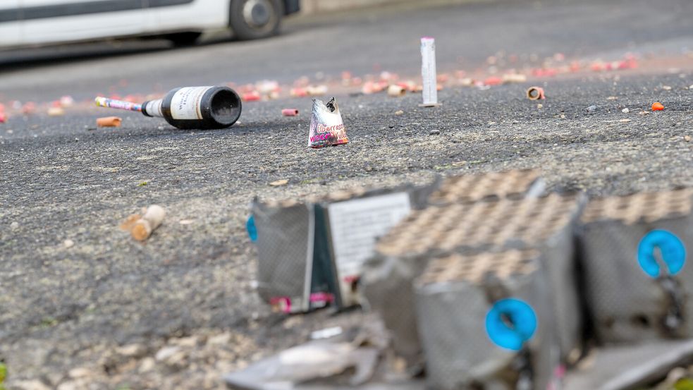 Reste vom Feste: Auf einer Straße liegen abgebrannte Böller und Raketen der vergangenen Silvesternacht. Foto: Pia Bayer/dpa