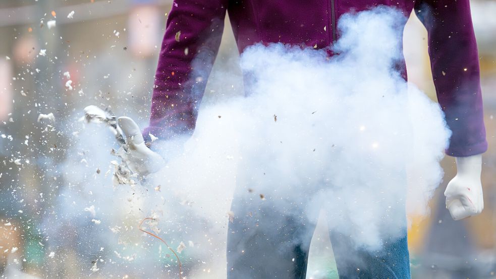 Ein illegaler Böller explodiert während einer Pressevorführung der Berliner Feuerwehr in der Hand einer Puppe. Foto: Soeren Stache/dpa