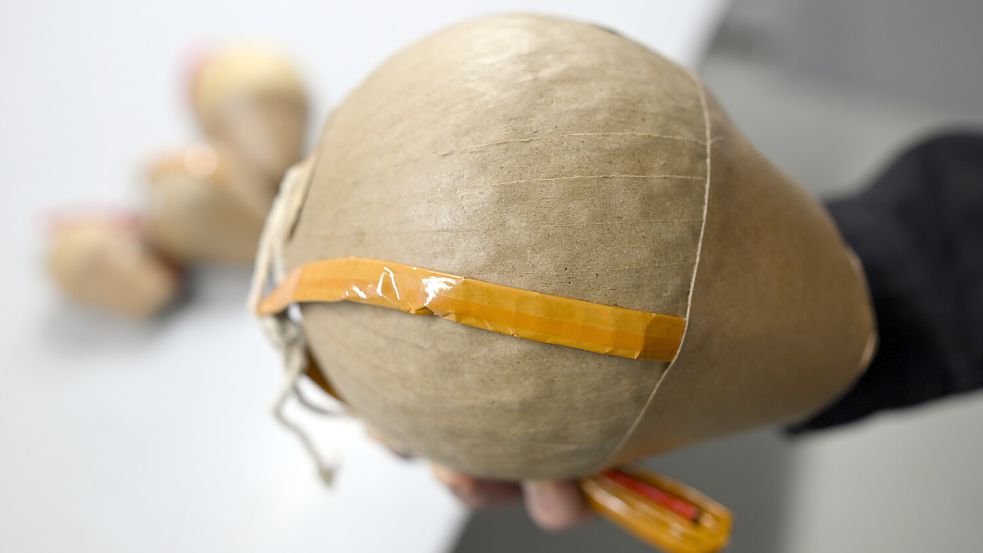Ein Feuerwerker hält eine Kugelbombe für professionelles Feuerwerk in der Hand. Durch den unsachgemäßen Gebrauch illegal beschaffter Kugelbomben an Silvester sind schwere Verletzungen und schwere Beschädigungen passiert. Foto: Federico Gambarini/dpa