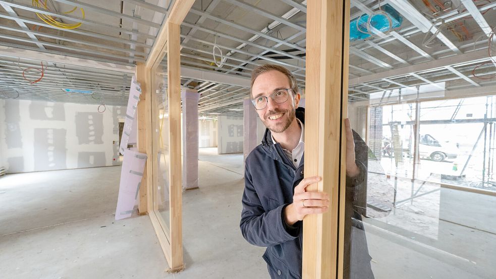 Im Erdgeschoss des neuen Rathauses werden das Bürgerbüro und die Tourist-Information einziehen. Bürgermeister Hendrik Schulz steht an der Stelle, wo künftig die Besucher ins Gebäude kommen. Foto: Klaus Ortgies