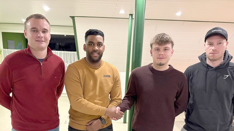 Die Beteiligten vom TuS Pewsum und SF Larrelt haben sich ausgesprochen (von links): Jonas Petersen (Trainer Pewsum), Carlos Santos da Luz (Larrelt), Eric Gwosdenko (Pewsum) und Patrick Bygus (Trainer Larrelt). Foto: Privat