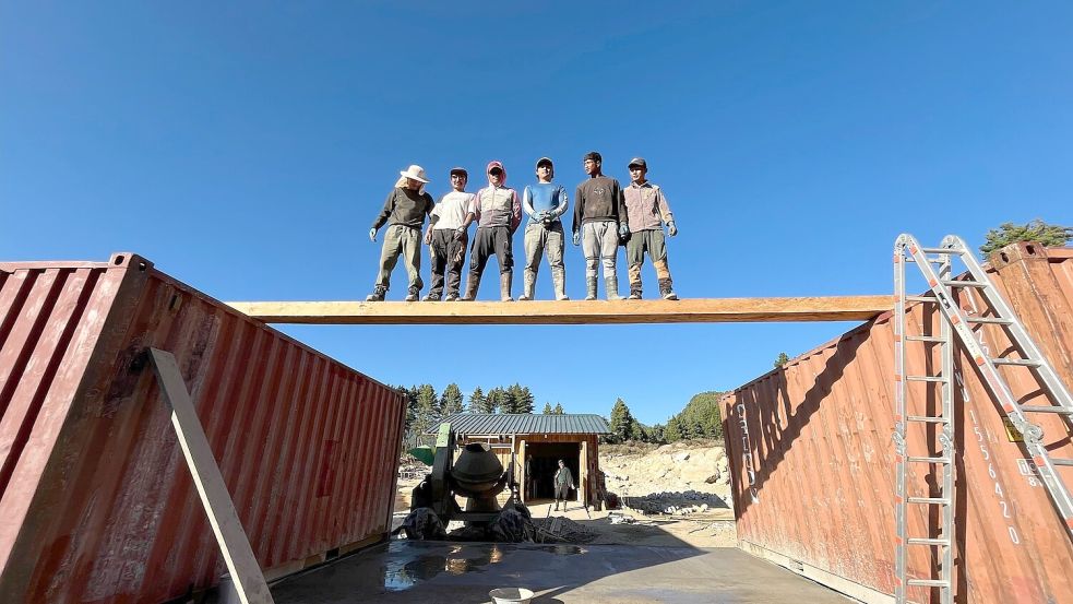 Die sechs Mitarbeiter aus dem Dorf helfen beim Aufbau des Gewächshauses. Foto: privat