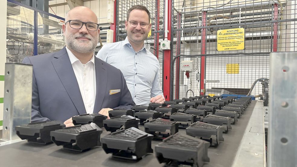Thorsten Fleter (CEO) und Felix Winkler (COO) aus der Geschäftsführung der Blau Kunststofftechnik besuchten ihren neuen Standort in Leer-Loga. Foto: Jonas Bothe