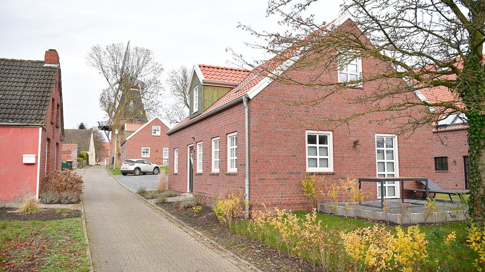 Eines der beiden Friesenhäuser, die zum wiederaufgebauten Gulfhof Wiltfang gehören. Foto: Heinz Wagenaar