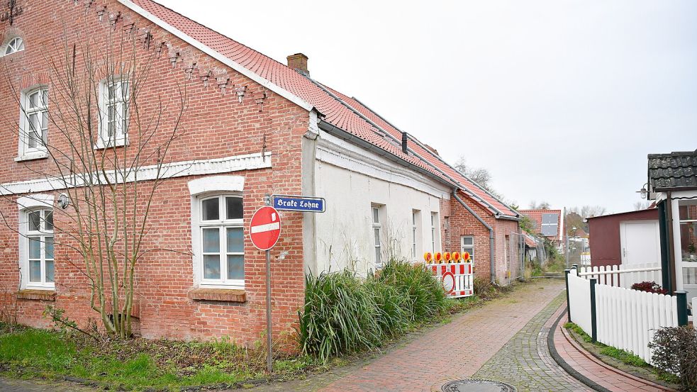 Im Ortskern von Rysum findet man viele alte Gulfhöfe. In diesem sollen Ferienwohnungen und ein gastronomisches Angebot entstehen. Foto: Heinz Wagenaar