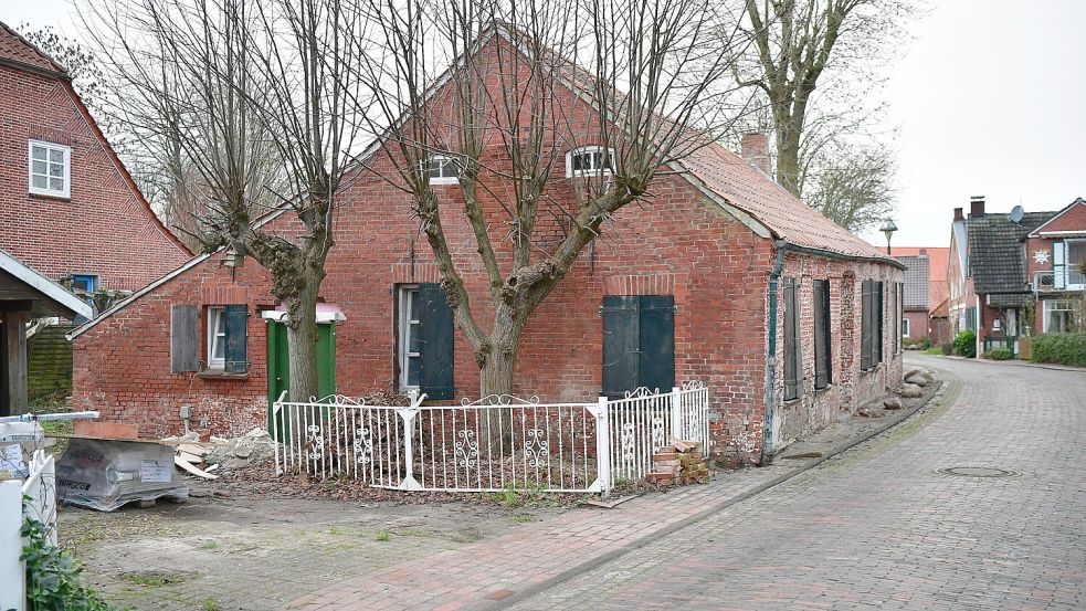 Die Fassade des alten Hauses sieht zwar nicht mehr so frisch aus, aber das soll sich bald ändern: Die Außensanierung steht an. Foto: Heinz Wagenaar
