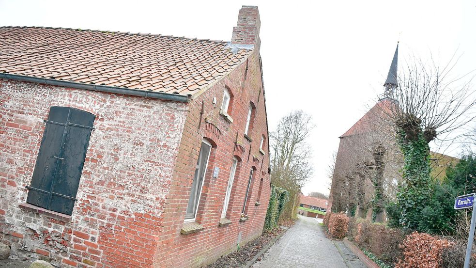 Das Landarbeiterhaus befindet sich in direkter Nachbarschaft zur Rysumer Kirche. Foto: Heinz Wagenaar