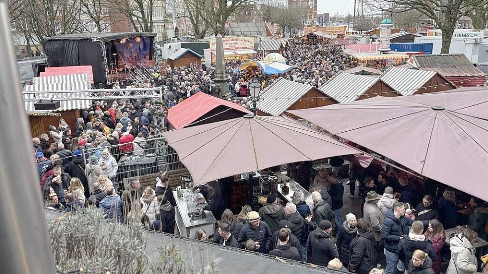 Vom Balkon des Grand Cafés hat man zum Elführtje einen guten Blick auf die Menschenmenge im Stadtgarten. Das Foto ist um 13 Uhr entstanden. Foto: Mona Hanssen