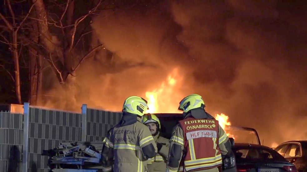 Lichterloh brannten mehrere Autos in einer Lackiererei im Osnabrücker Stadtteil Hafen. Die Feuerwehr hatte in der Silvesternacht einen Großeinsatz. Foto: NWM-TV
