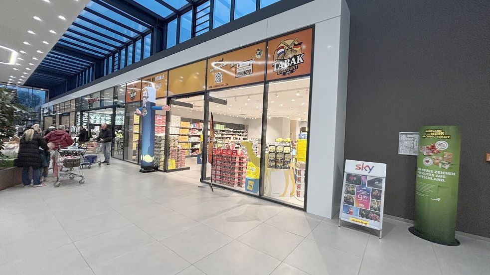 In Leer (Foto) und in Bunde gibt es Tabakläden, die um niederländische Kundschaft werben. Foto: Jonas Bothe/Archiv