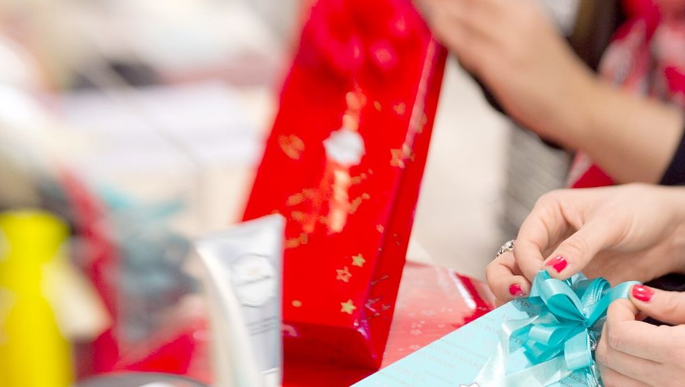 Zum Fest keine Geschenke? Für viele Menschen undenkbar. Foto: Friso Gentsch/dpa