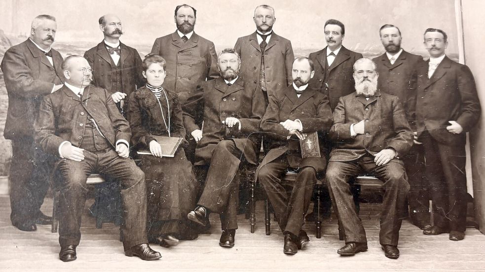 Auf diesem Foto von 1903 zur Erinnerung an die Arbeit für die Gründung der lutherischen Kirchengemeinde finden sich auch Gretje Hedden (sitzend, Zweite von links) und Gatte Reiner Hedden (sitzend ganz rechts). Foto: Archiv Heimatverein Borkum/Repro: Florian Ferber