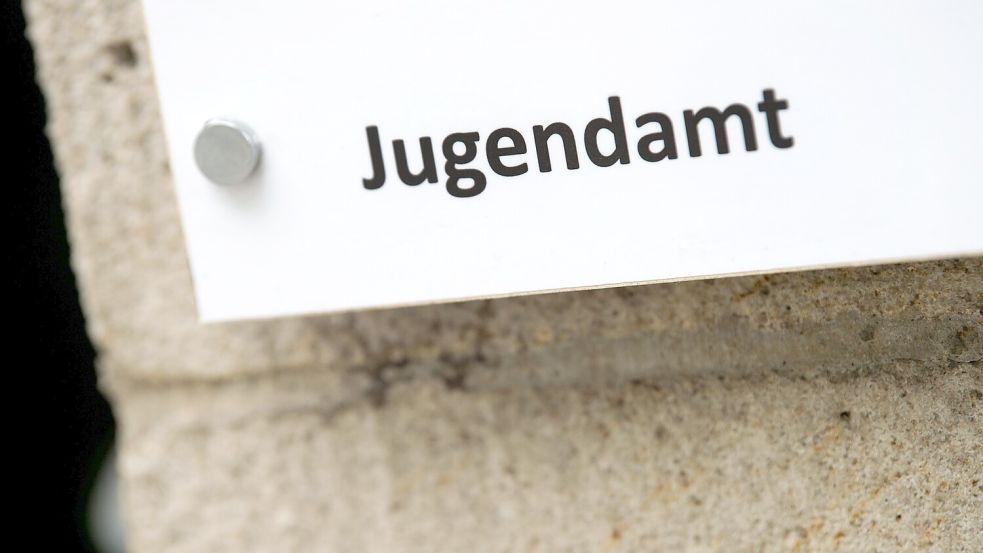 Der Schriftzug „Jugendamt“ ist auf einem Schild zu lesen. (zu dpa: „Vernachlässigung häufigster Grund für Kindeswohlgefährdung“) Foto: Arno Burgi/dpa-Zentralbild/