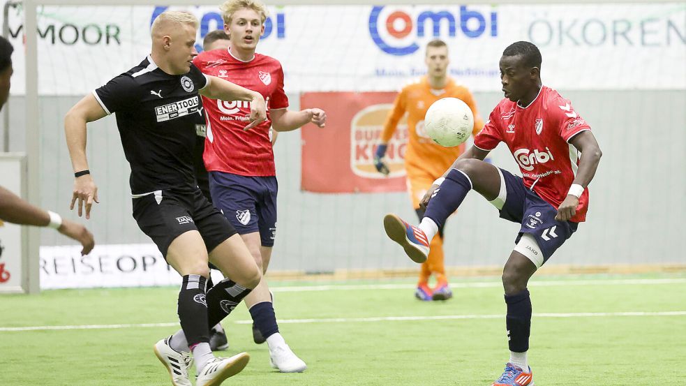Die SpVg Aurich (rechts) und der SV Großefehn sind beide Samstagabend im Achtelfinal-Einsatz. Foto: Jens Doden/Emden