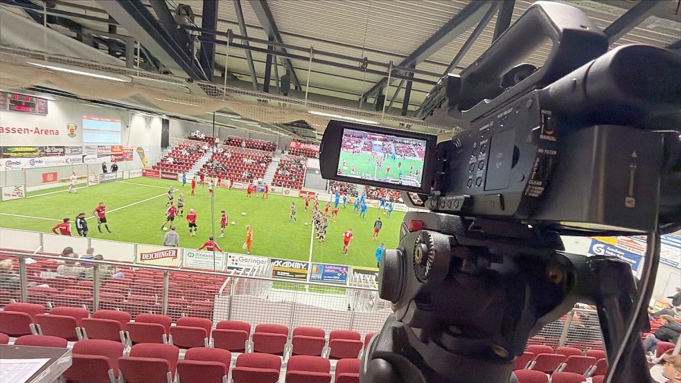 In der Sparkassen-Arena rollt bereits seit Freitagvormittag der Ball. Wir übertragen ab 19.30 Uhr live. Foto: Timo Sager