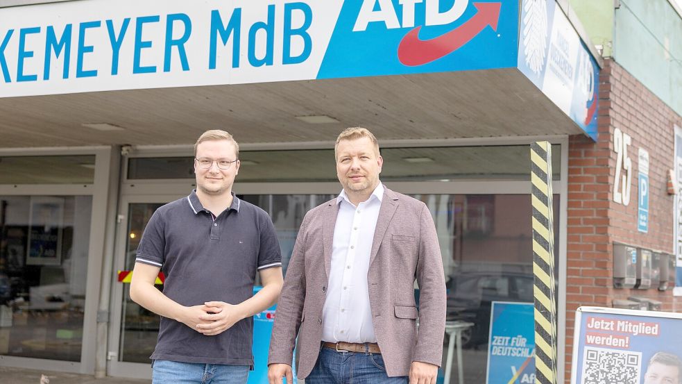 Der stellvertretende AfD-Kreisvorsitzende Adrian Maxhuni (l.) und AfD-Kreisparteichef Marcel Queckemeyer vor dem Wahlkreisbüro des Bundestagsabgeordneten in Fürstenau: Von hier aus treibt die AfD ihren Ausbau im Landkreis voran – mit Blick auf die Kommunal- und Landratswahl 2026. Foto: André Havergo