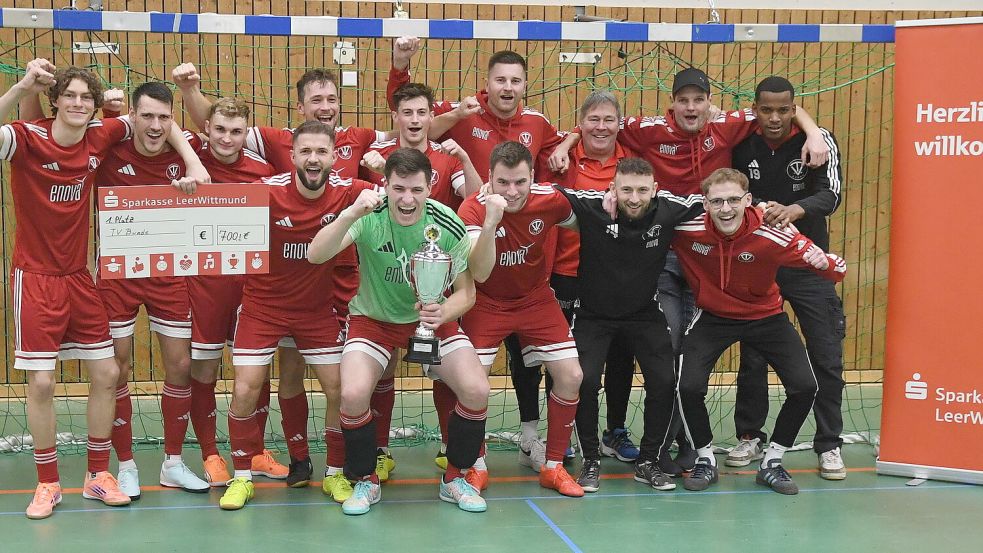 Groß war der Jubel beim TV Bunde nach dem 3:1-Finalsieg gegen den Landesligisten GW Firrel. Fotos: Damm