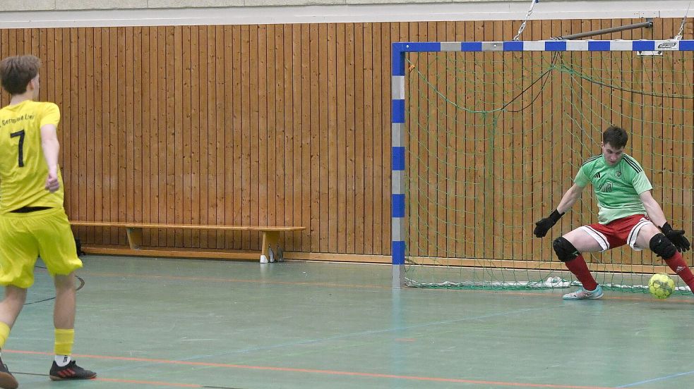 Bundes Aushilfskeeper Christoph Buse pariert den entscheidenden Elfmeter gegen Alexander Joshua Voskamp.
