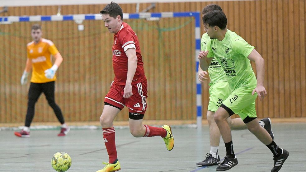 Tura 07 Westrhauderfehn - am Ball Marcel Schulte - unterlag GW Firrel im Halbfinale.