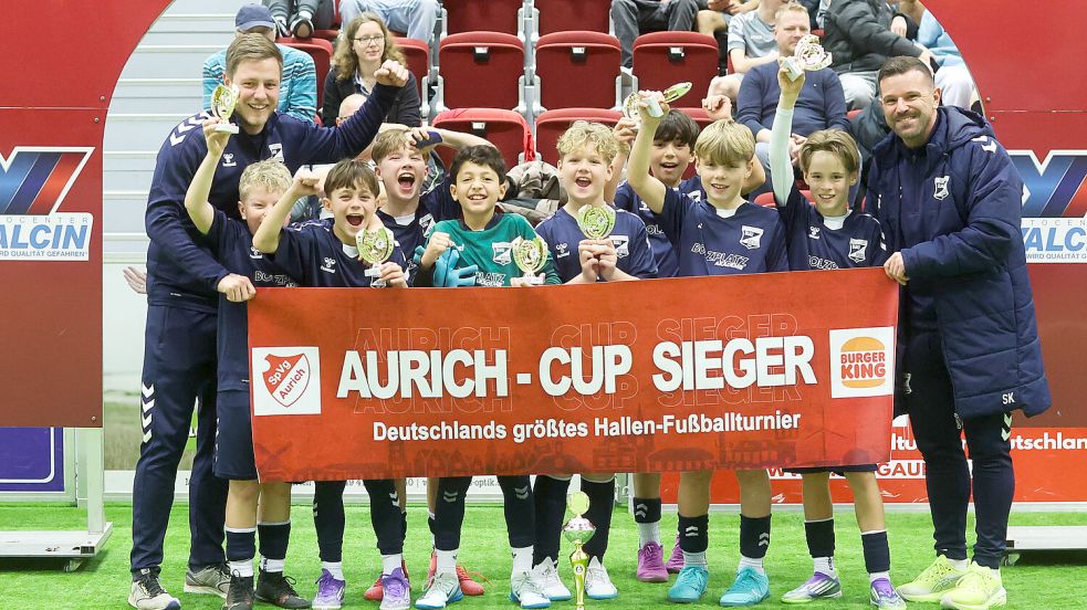 Die E-Jugend von BW Borssum feierte frenetisch den Titel.