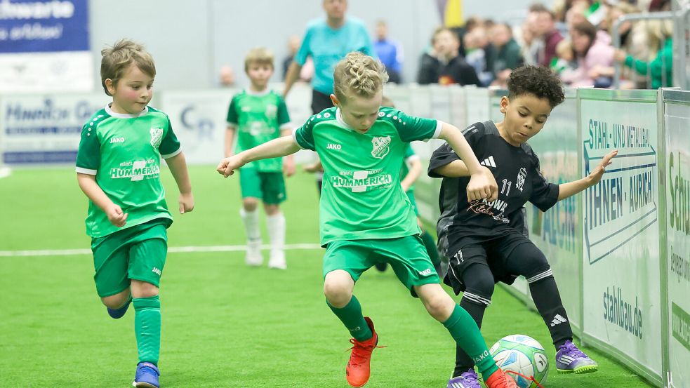 Ihno Adelmund (Mitte) traf im Halbfinale der G-Jugend dreifach und feierte seinen siebten Geburtstag.