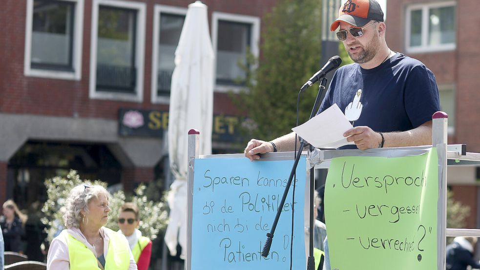 Christian Nützel, hier bei einer Demo für die Erhaltung der Notfallversorgung in Emden im Mai 2025, hat sein Ratsmandat niedergelegt. Als Grund gibt er die „festgefügten lokalen Machtstrukturen – der ‚Emder Klüngel‘“ an. Foto: Jens Doden/Archiv
