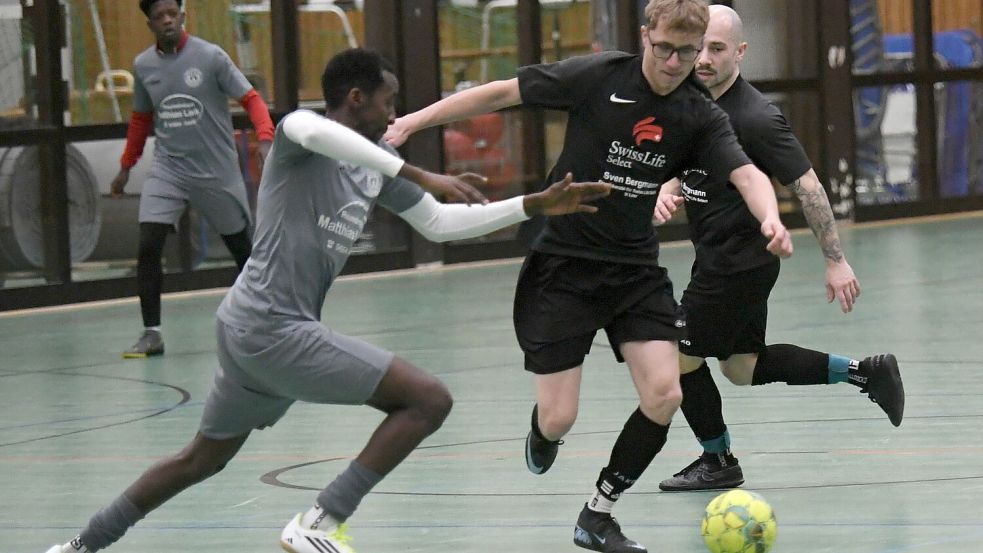 Concordia Neermoor (am Ball) kam eine Runde weiter. Foto: Hans Damm
