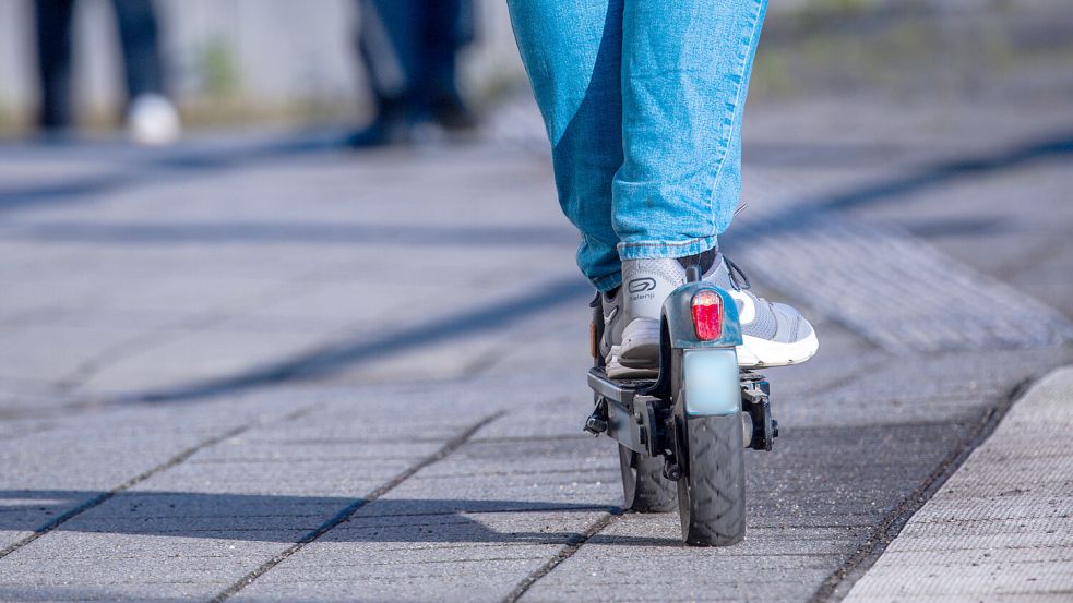 Der Mann fuhr mit einem E-Scooter. Symbolfoto: Jens Büttner/dpa