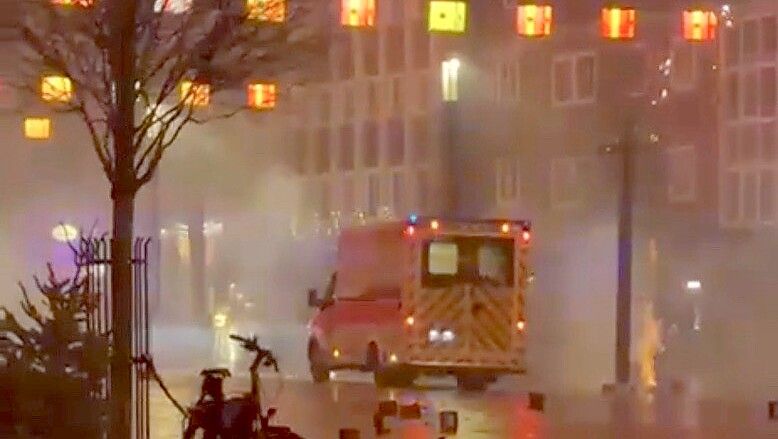 Zu Silvester war es auf dem Neuen Markt in Emden wieder chaotisch. Eine Emderin hat ein Video davon gemacht, wie ein Rettungswagen von einer Rakete getroffen wird. Sie ist entsetzt. Foto: Screenshot aus Video von Bermal Dirks