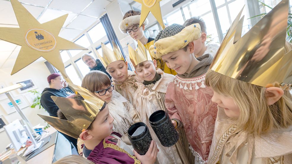 Sternsinger aus der Pfarrgemeinde Seliger-Hermann-Lange besuchten das Verlagshaus in Logabirum. Foto: Klaus Ortgies